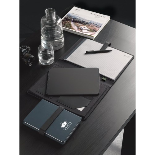 SANDERSON FOLDER. Teczka A4 z PU (50% z recyklingu) z magnetycznym zamknięciem i notatnikiem ze stronami w linie