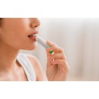 JOLIE VEGAN. Wegański balsam do ust, wykonany z ABS (100% rABS) i PP, z aromatem waniliowym